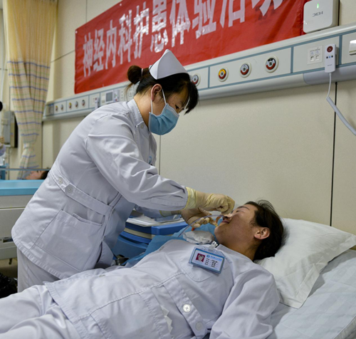 济宁邹城市人民医院护士“强加痛苦”当“患者” 体验式护理促服务