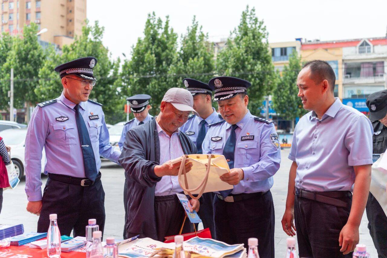 警银携手“摆摊”普法！枣庄山亭购物广场上演反经济犯罪 “现场教学”