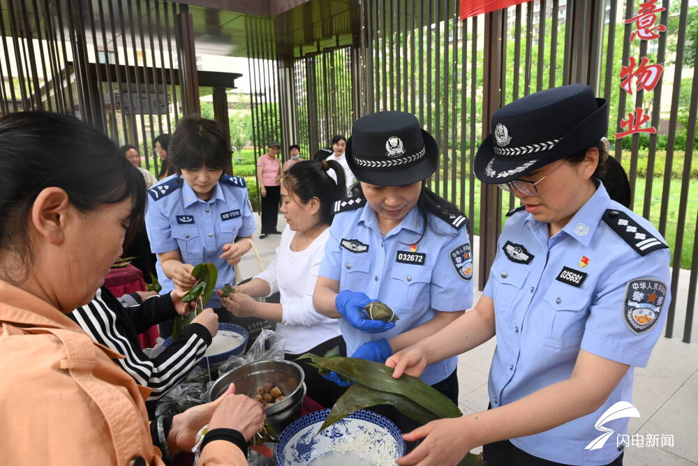 枣庄高新区民警带“防诈干货”进社区 包粽子话安全